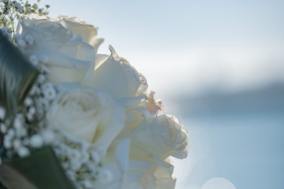 Bouquet de roses blanches avec des touches de gypsophile, flou en arrière-plan.